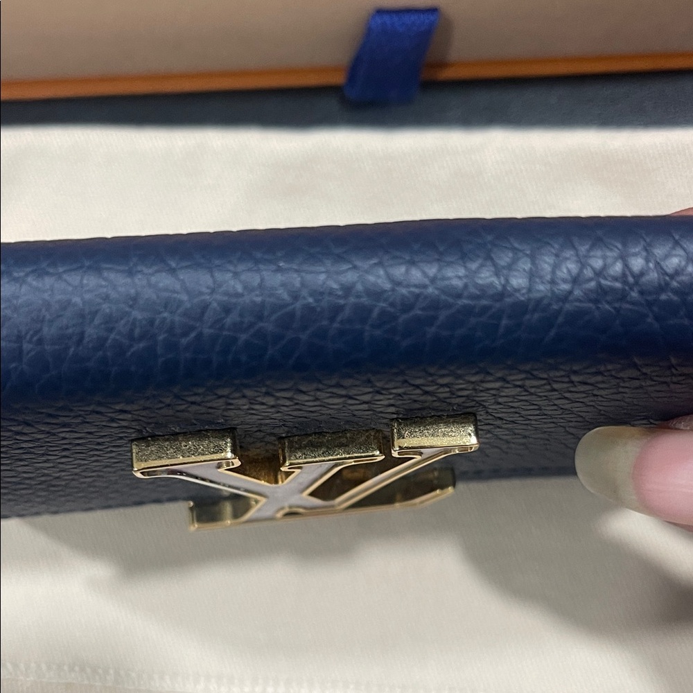 Louis Vuitton Capucines Compact
Maxi Wallet - Picture 11 of 15